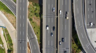 Foto aerial sejumlah kendaraan melintas di Jalan Tol Pondok Pinang-TMII dan Simpang Susun Antasari di Jakarta Selatan, Sabtu (16/5). [ANTARA FOTO/Sigid Kurniawan]
