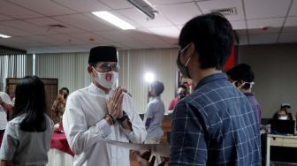 Tokoh inspirator entrepreneur Nasional Sandiaga Uno (kiri) menyerahkan beasiswa KAHMIPreneur Ke sejumlah Pelajar dan Mahasiswa Berjiwa wirausaha di Jakarta, Kamis (14/05).  [Suara.com/OkeAtmaja]