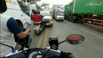 Viral Pengendara Nmax Nyaris Baku Hantam dengan Sopir Innova, Kemacetannya Bikin Salah Fokus