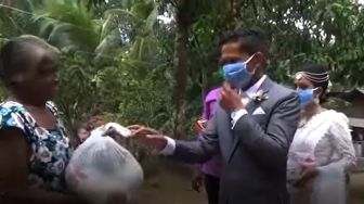 Batal Resepsi, Pengantin Ini Rayakan Pernikahan dengan Bantu Orang Miskin