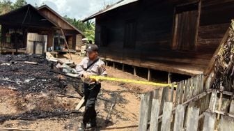 Bakar Rumah Sendiri, Pria Mengamuk Ancam Petugas Damkar Pakai Parang