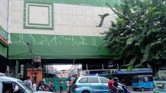 PKL Tetap Melapak saat PSBB, Kawasan Blok F Tanah Abang Diportal Petugas