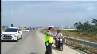 Potret Emak-emak Naik Motor Nyasar di Jalan Tol, Mental Baja Sekali!