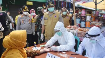 Ratusan Orang Rapid Test di Pasar Kemlagi, 6 Orang Positif Corona