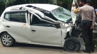 Adu Kebo Toyota Ayla vs Truk Tronton di Jalan Raya Labuan-Carita