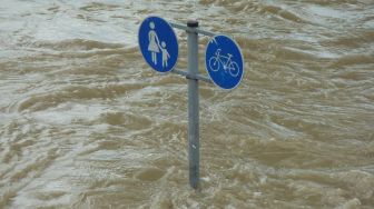 Klaim Kavling Tanah Bebas Banjir, Ternyata Spanduknya Malah Kebanjiran, Netizen: Cie Ketahuan Bohong