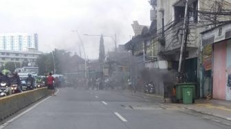 Kabel Bawah Tanah di Jatinegara Terbakar, Kepulan Asap Hingga ke Jalan