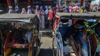 Ratusan pengunjung rela kepanasan saat antre memasuki pusat perbelajaan Yogya Toserba di Kabupaten Ciamis, Jawa Barat, Rabu (20/5). [ANTARA FOTO/Adeng Bustomi]