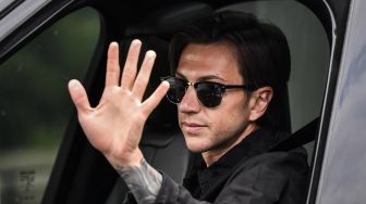 Pemain Juventus Federico Bernardeschi melambaikan tangan saat hadiri latihan  di Continassa, Turin, Italia, Selasa (19/5). [Marco Bertorello]
