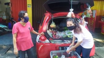 Gaji Dipotong karena Corona, Mahasiswi Trisakti Ini Jualan Sayur Keliling