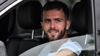 Gelandang Juventus Miralem Pjanic tiba untuk menghadiri latihan  di Continassa, Turin, Italia, Selasa (19/5). [Marco Bertorello]