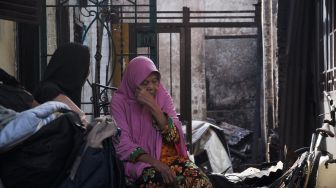 Warga berada di depan rumahnya pasca kebakaran yang melanda rumah mereka di Jalan Seto Medan, Sumatera Utara, Rabu (20/5).  [ANTARA FOTO/Septianda Perdana]