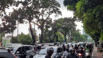 Anies Mau Perpanjang PSBB, Jalan Pasar Minggu Macet Parah Jelang Berbuka