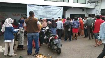 Duh Kumaha Kang Emil, Warga Garut Berdesakan Rebutan Bantuan dari Anda Nih!