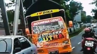 Ngeri Detik-Detik Truk Nyaris Hajar Mobil dan Motor, Endingnya Bikin Plong