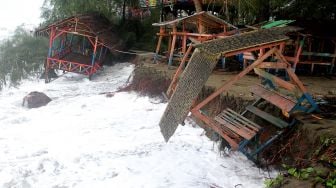 Pondok wisata rusak akibat diterjang gelombang pasang di Desa Suak Ribe, Kecamatan Johan Pahlawan, Aceh Barat, Aceh, Rabu (20/5). [ANTARA FOTO/Syifa Yulinnas]