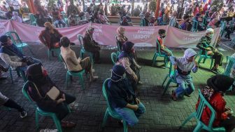 Ratusan pengunjung menunggu giliran masuk pusat perbelajaan Yogya Toserba di Kabupaten Ciamis, Jawa Barat, Rabu (20/5). [ANTARA FOTO/Adeng Bustomi]
