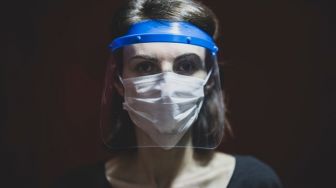 Studi Jepang: Face Shield Tanpa Masker Tak Akan Halangi Penularan Covid-19