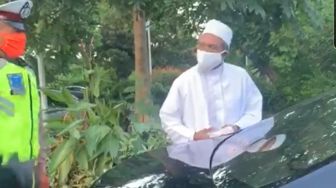 Habib Umar Assegaf Bangil Ngamuk Langgar PSBB Surabaya di Exit Tol Satelit