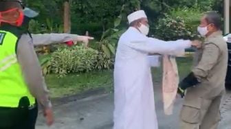 Viral Video Habib Umar Assegaf Diduga Langgar PSBB, Adu Dorong Petugas