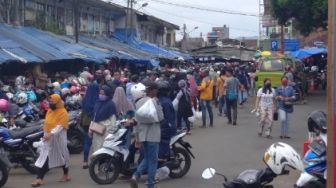 PSBB Jabar Diperpanjang, Warga Tasikmalaya Malah Tumpah Ruah di Pasar