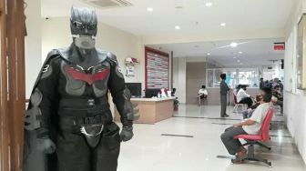 Bikin Ceria Pasien Covid-19, Dokter di Bogor Pakai Baju Hazmat Superhero