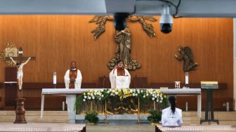 Pastor memimpin ibadah Misa Kenaikan Isa Al Masih di Gereja Santa Maria Regina - Paroki Bintaro Jaya, Tangerang, Banten, Kamis (21/5).  [ANTARA FOTO/Rivan Awal Lingga]