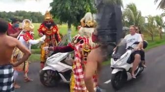 Aksi "Hanoman" Cegat Bule karena Tak Pakai Masker