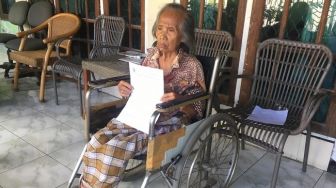 Di Tempat Lain Warga Rebutan Bantuan, Nenek 80 Tahun Ini Malah Balikin BLT