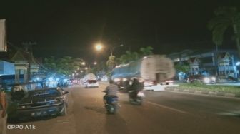 Jalan Dialihkan Selama PSBB, Kendaraan Ini Masih Berkeliaran di Tengah Kota