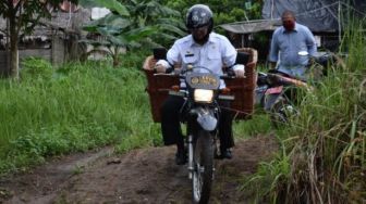 Seru, Gubernur Babel Pakai Motor Antarkan Sembako Langsung ke Warga