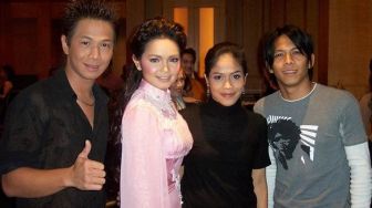 Delon Pajang Foto Lawas Selebriti, Warganet Salfok sama Ariel NOAH