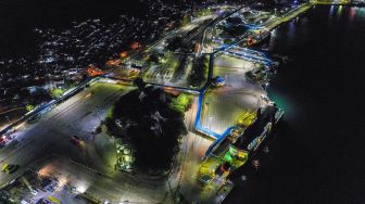 Foto aerial suasana Pelabuhan Merak di Banten, Kamis (21/5) malam.  [ANTARA FOTO/Galih Pradipta]