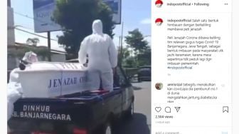 Unik! Relawan Pakai Pocong dan Peti Mati Ingatkan Warga Tak Keluar Rumah