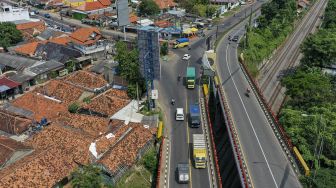 Kendaraan melintas di Simpang Jomin, Karawang, Jawa Barat, Jumat (22/5).  [ANTARA FOTO/Nova Wahyudi]