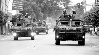 Foto Arsip: Beberapa kendaraan lapis baja berpatroli di sekitar Jl. Sabang, Jakarta, Kamis (14/5/1998), setelah terjadinya kerusuhan yang disertai penjarahan di tempat tersebut. Aksi kerusuhan yang melanda kota Jakarta itu membuat terhentinya aktivitas masyarakat.  [ANTARA FOTO/Saptono]