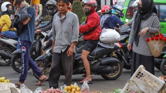 Warga berbelanja sayur di Pasar Anyar, Bogor, Jawa Barat, Jumat (22/5). [Suara.com/Alfian Winanto]