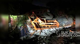 Diduga Rem Blong, Truk Tabrak Tiga Rumah di Cibadak Sukabumi
