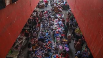 Warga berbelanja di Pasar Kebayoran Lama, Jakarta Selatan, Sabtu (23/5). [Suara.com/Alfian Winanto]