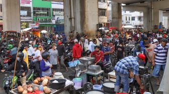 Masak Rendang Buat Lebaran, Warga Keluhkan Lonjakan Harga Kelapa