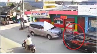 Ngeri! Video Detik-Detik Pemotor Honda Scoopy Tertabrak Toyota Rush