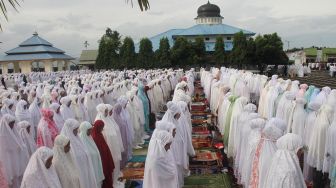 Jamaah Tarekat Syattariah melaksanakan shalat Idul Fitri 1441 Hijriah di halaman Masjid Syaikhuna Habib Muda Seunagan Desa Peuleukung, Seunagan Timur, Nagan Raya, Aceh, Sabtu (23/5). [ANTARA FOTO/Syifa Yulinnas]