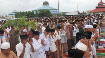 Jamaah Tarekat Syattariah Melaksanakan Salat Idul Fitri 1441