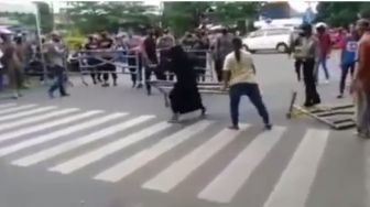 Video Ibu-ibu Murka Sampai Angkat Pembatas Jalan, Publik: Ngeri Banget!