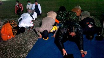 PSBB Berakhir, Warga Tegal Sujud Syukur