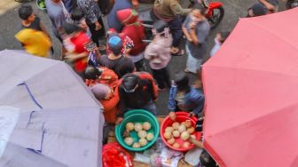 Warga berkerumun saat berbelanja di Pasar Kebayoran Lama, Jakarta Selatan, Sabtu (23/5). [Suara.com/Alfian Winanto]
