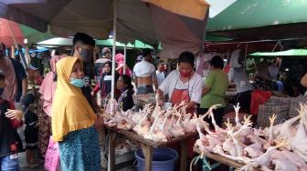 Buru Daging hingga Sarung Lebaran, Warga Serbu Pasar Kramat Jati saat PSBB