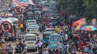 Besok Lebaran, Warga Padati Pasar Kebayoran Lama saat PSBB