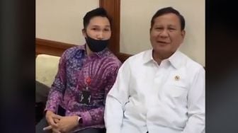 Momen Prabowo Subianto Kerjai Anak Buahnya yang Tertidur saat Bertugas