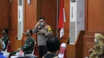IPW Bandingkan Sikap Prabowo dan Kapolda Jatim Tanggapi Anak Buah Tidur
